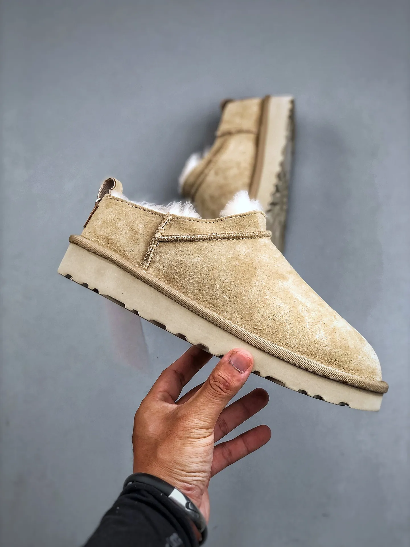 Local self-pickup💰520 supports store placement. The top version of ugg on the market. 25 new models. UGG Elea Slip-On. Thin and light slip-on. Home, office, air-conditioned room. Easy to match, super fashionable and long-leg welfare model. Produced by a large foreign trade factory in Guangzhou. Toe to insole. Genuine sheep fur integrated. Independent outer box packaging. Chip with waterproof technology. Different from any version on the market. Independently developed original outsole and cashmere insole to keep you warm in winter and suitable for home use. In recent years, uug has launched a style series that is partially geared towards the preferences of young consumers and has also moved to the forefront of fashion trends. Shoe body material Water-repellent coated suede upper 17 mm UGGPURE™ implanted wool insole Lightweight non-slip and comfortable rubber outsole With brand LOGO trademark Comes with a full set of packaging Size: 35-40